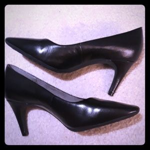 Aerosoles black leather pumps